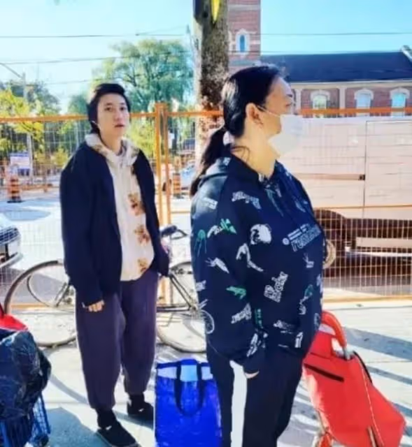 成龍女兒國外簡陋住所曝光!滿是雜物燈光灰暗面積狹小「妻子Andi」發聲回應:我們的生活美滿幸福