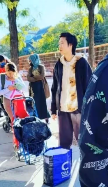 成龍女兒國外簡陋住所曝光!滿是雜物燈光灰暗面積狹小「妻子Andi」發聲回應:我們的生活美滿幸福