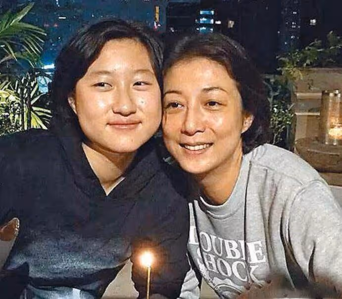 成龍女兒國外簡陋住所曝光!滿是雜物燈光灰暗面積狹小「妻子Andi」發聲回應:我們的生活美滿幸福