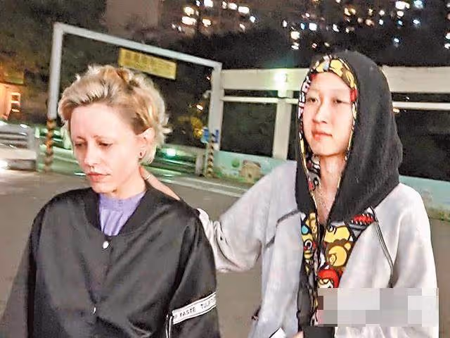 成龍女兒國外簡陋住所曝光!滿是雜物燈光灰暗面積狹小「妻子Andi」發聲回應:我們的生活美滿幸福