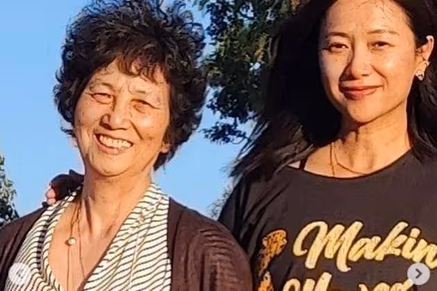48歲徐靜蕾疑似懷孕！與家人享受國外愜意生活，寬鬆T恤孕樣明顯