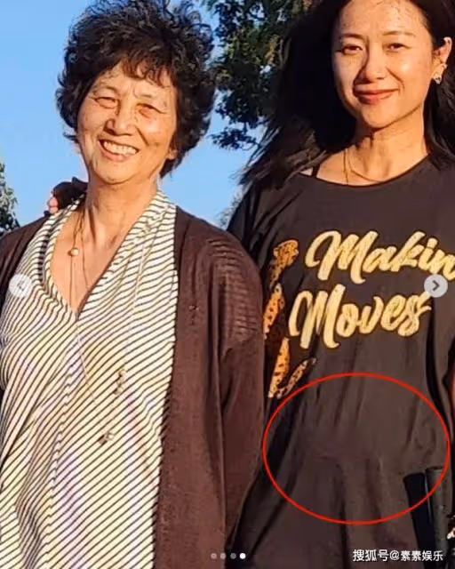 48歲徐靜蕾疑似懷孕!與家人享受國外愜意生活,寬鬆T恤孕樣明顯