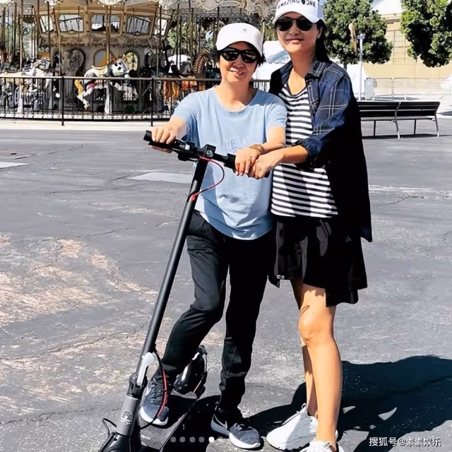 48歲徐靜蕾疑似懷孕!與家人享受國外愜意生活,寬鬆T恤孕樣明顯