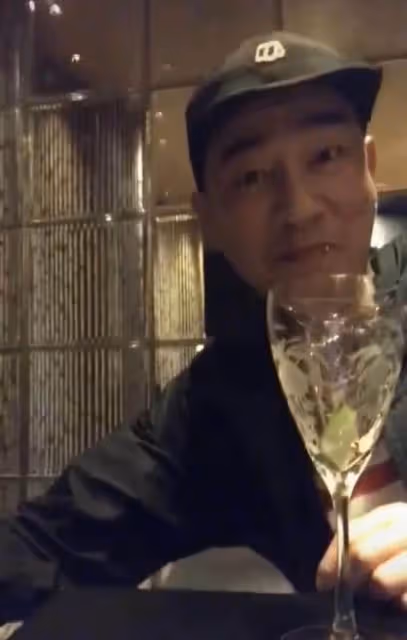 友誼長存！「古惑仔」聚會57歲「烏鴉哥」張耀揚滿頭白髮顯滄桑，與小4歲「山雞」陳小春反差太大，網：人雖然老，但氣勢不減