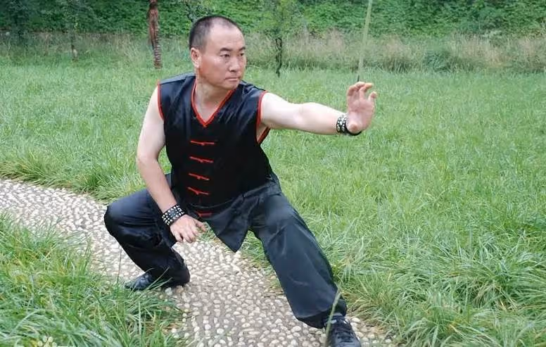 釋小龍才是隱藏的大佬？與洪金寶平起平坐， 向華強都要禮讓他三分