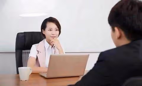 女面試官： 我兒子叫你兒子爸爸那我是你的誰，男子神回復被當場錄取