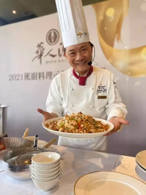 消失螢光幕2年，阿基師爆騎車上班出車禍，68歲近況曝走過摩鐵風波，恪守崗位不退休