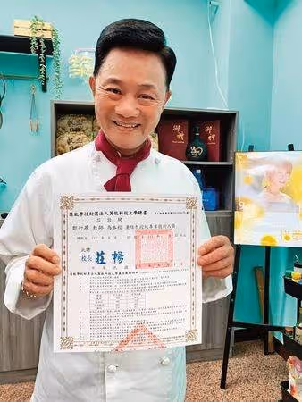 消失螢光幕2年，阿基師爆騎車上班出車禍，68歲近況曝走過摩鐵風波，恪守崗位不退休