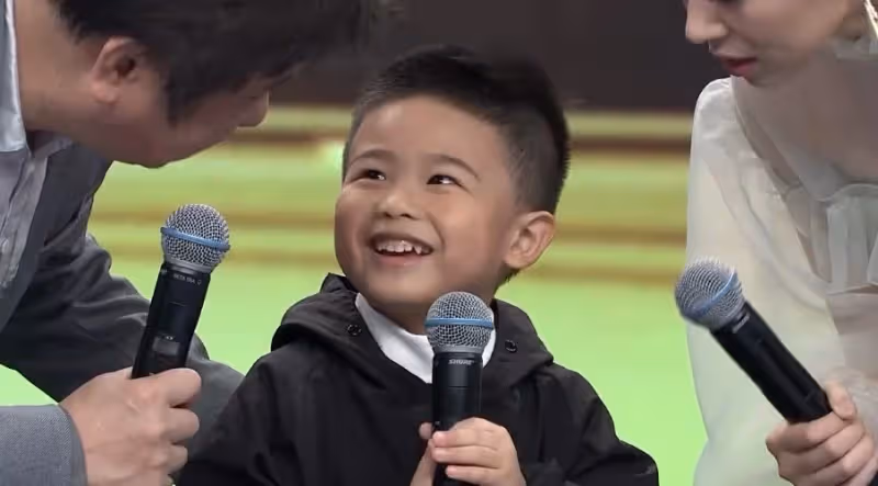 市井豪門「吳柏毅」憨直萌樣超討喜！網友驚喜翻出童星張閔竣5歲參加《台灣那麼旺》海選唱歌影片