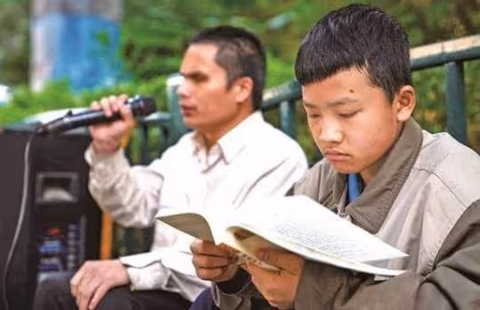 13歲少年陪盲父「賣唱7年」,扛25公斤音響不喊累,堅持街頭苦讀,成績優異父欣慰:手中是未來肩上是擔當