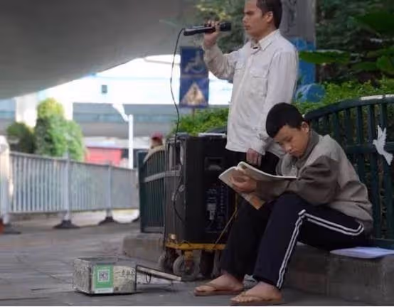 13歲少年陪盲父「賣唱7年」,扛25公斤音響不喊累,堅持街頭苦讀,成績優異父欣慰:手中是未來肩上是擔當