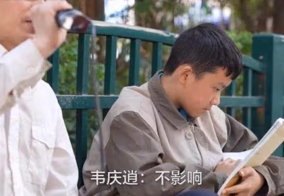 13歲少年陪盲父「賣唱7年」,扛25公斤音響不喊累,堅持街頭苦讀,成績優異父欣慰:手中是未來肩上是擔當