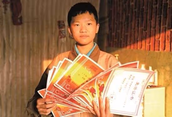 13歲少年陪盲父「賣唱7年」，扛25公斤音響不喊累，堅持街頭苦讀，成績優異父欣慰：手中是未來肩上是擔當