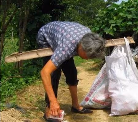 76歲阿嬤善心撿回「靠撿回收將她養大」 27年後養女為她建別墅:以後我是你的依靠,網友大贊:懂得感恩超棒!
