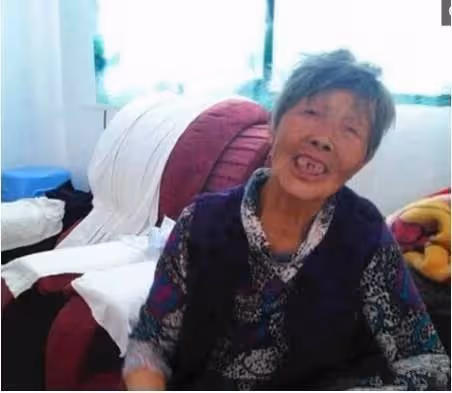 76歲阿嬤善心撿回「靠撿回收將她養大」 27年後養女為她建別墅:以後我是你的依靠,網友大贊:懂得感恩超棒!
