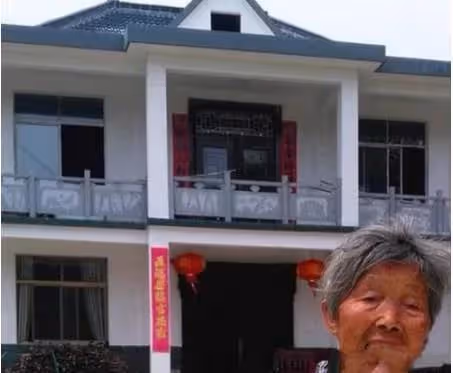 76歲阿嬤善心撿回「靠撿回收將她養大」 27年後養女為她建別墅:以後我是你的依靠,網友大贊:懂得感恩超棒!