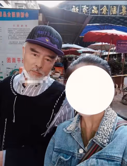 69歲戲骨張雙利現身菜市場,戴近6000元帽子買菜,鬍子花白仍帥氣