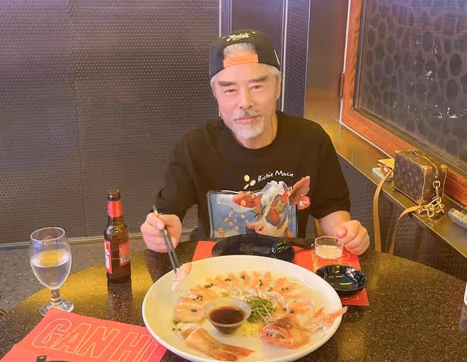 69歲戲骨張雙利現身菜市場,戴近6000元帽子買菜,鬍子花白仍帥氣