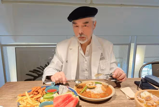 69歲戲骨張雙利現身菜市場,戴近6000元帽子買菜,鬍子花白仍帥氣