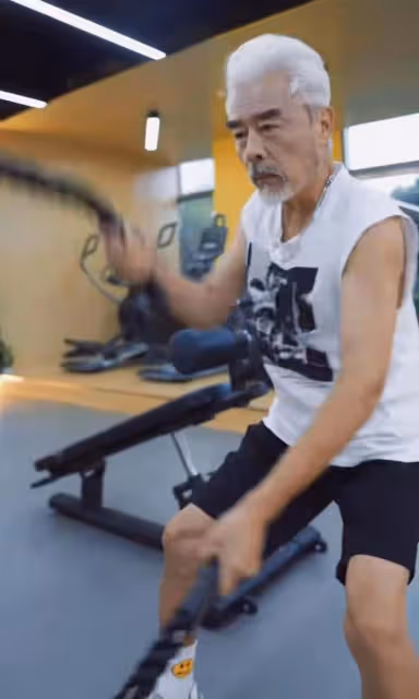 69歲戲骨張雙利現身菜市場,戴近6000元帽子買菜,鬍子花白仍帥氣