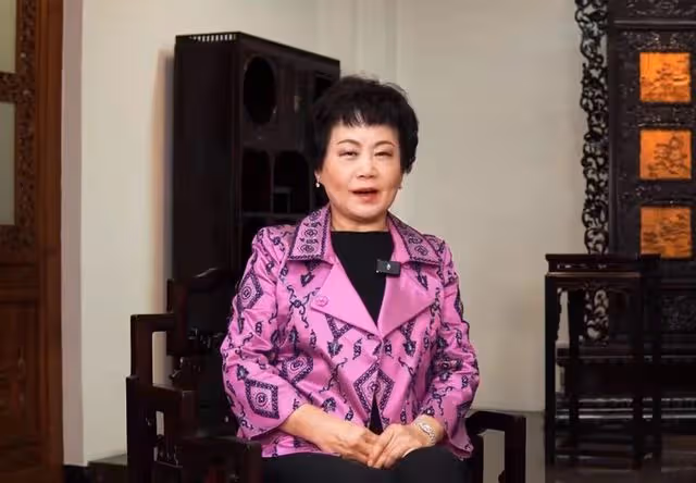 遲重瑞66歲繼女罕曝光!戴珠寶耳環貴氣十足,說話慢條斯理像極媽