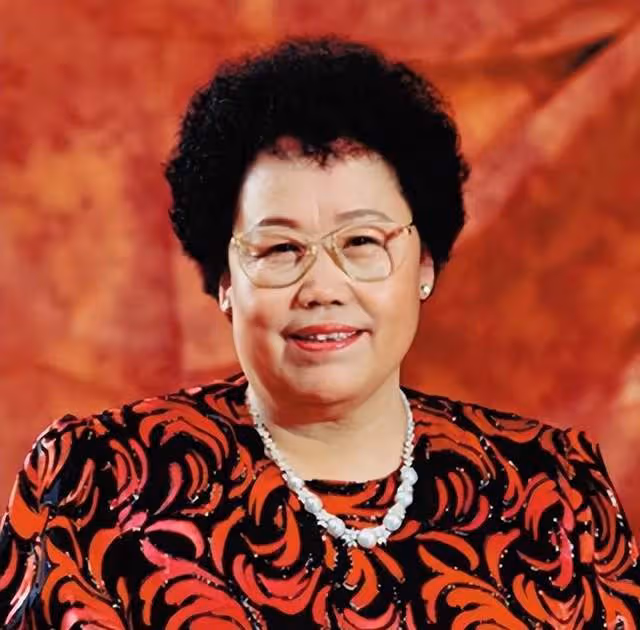 遲重瑞66歲繼女罕曝光!戴珠寶耳環貴氣十足,說話慢條斯理像極媽
