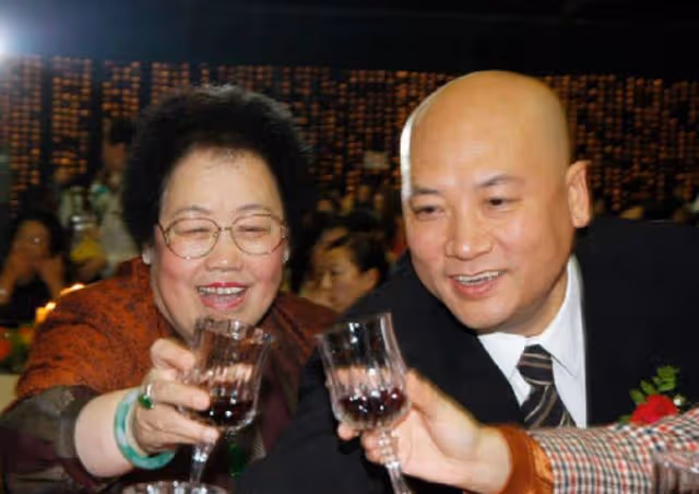 遲重瑞66歲繼女罕曝光!戴珠寶耳環貴氣十足,說話慢條斯理像極媽