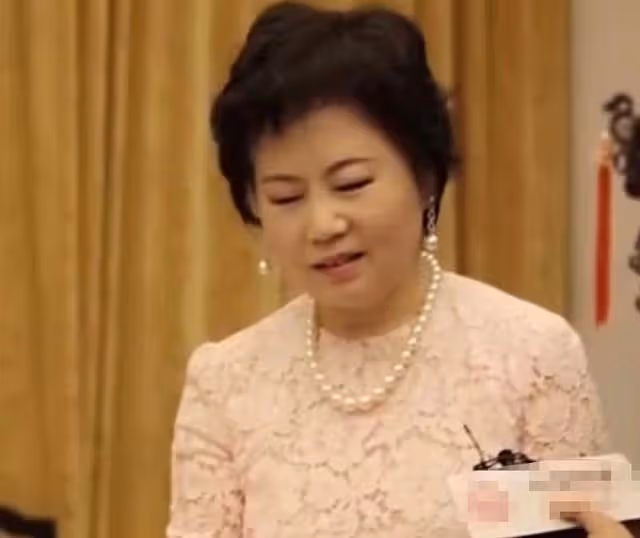 遲重瑞66歲繼女罕曝光!戴珠寶耳環貴氣十足,說話慢條斯理像極媽