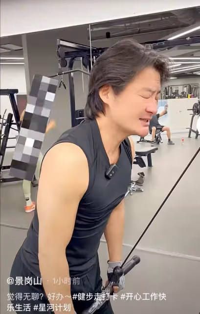 景崗山近照頭髮花白!請女生吃飯走10公里去餐廳,穿百元衣無人識