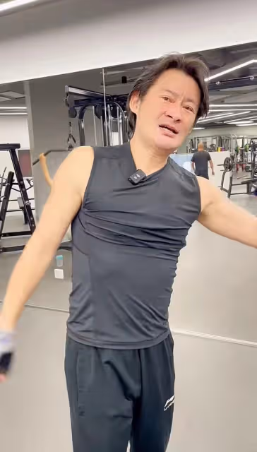 景崗山近照頭髮花白!請女生吃飯走10公里去餐廳,穿百元衣無人識