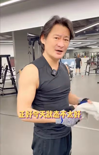 景崗山近照頭髮花白!請女生吃飯走10公里去餐廳,穿百元衣無人識