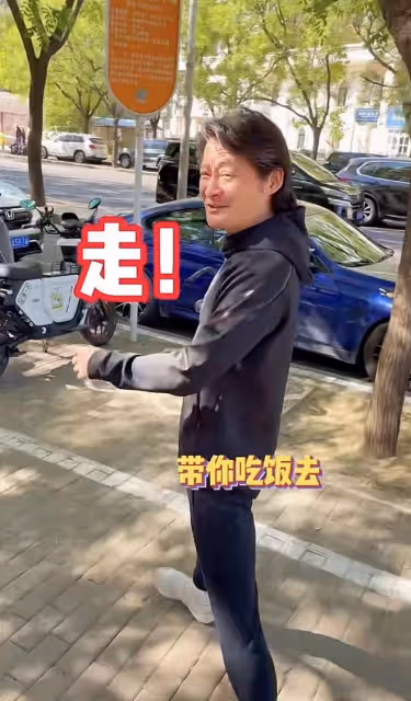 景崗山近照頭髮花白!請女生吃飯走10公里去餐廳,穿百元衣無人識