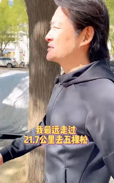 景崗山近照頭髮花白!請女生吃飯走10公里去餐廳,穿百元衣無人識