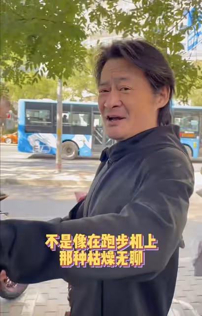 景崗山近照頭髮花白!請女生吃飯走10公里去餐廳,穿百元衣無人識