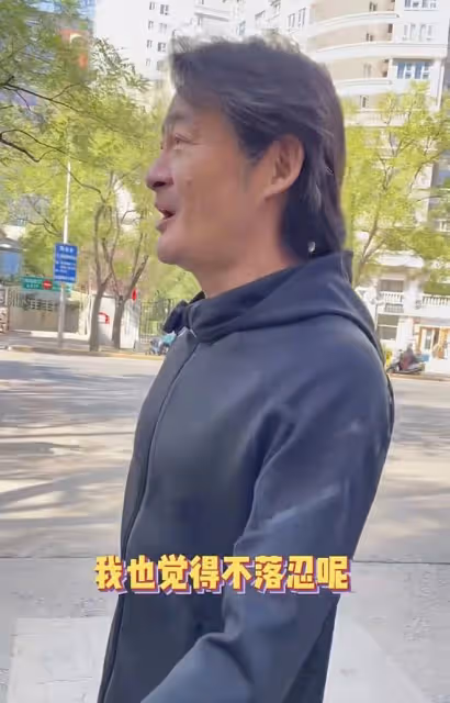 景崗山近照頭髮花白!請女生吃飯走10公里去餐廳,穿百元衣無人識
