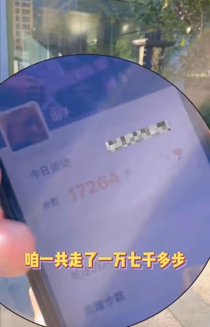 景崗山近照頭髮花白!請女生吃飯走10公里去餐廳,穿百元衣無人識
