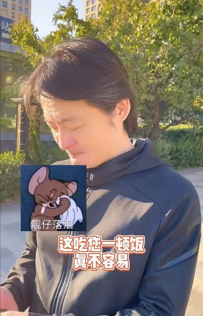 景崗山近照頭髮花白!請女生吃飯走10公里去餐廳,穿百元衣無人識
