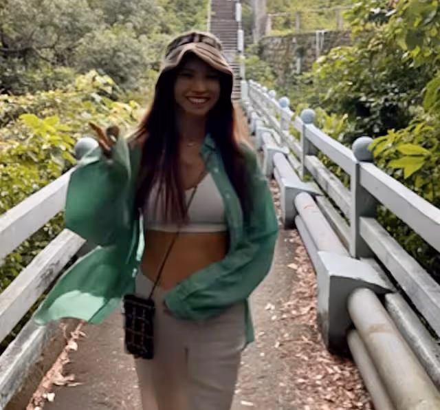 香港知名女星曬S型豐滿身材!少女感十足,混血牙醫丈夫高大帥氣