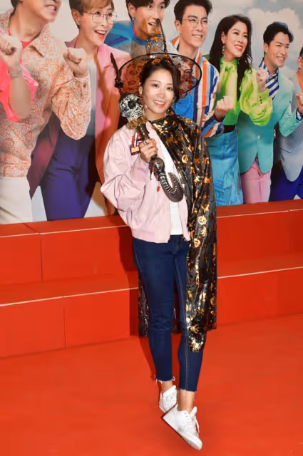 TVB小花不續約疑被冷藏,選港姐代母圓夢,和母親一起畢業超溫馨