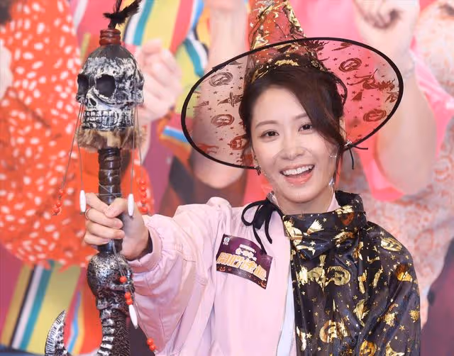 TVB小花不續約疑被冷藏,選港姐代母圓夢,和母親一起畢業超溫馨