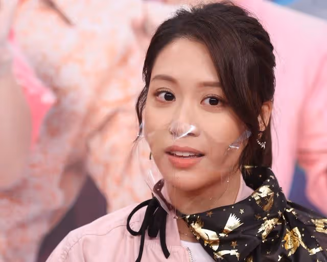 TVB小花不續約疑被冷藏,選港姐代母圓夢,和母親一起畢業超溫馨