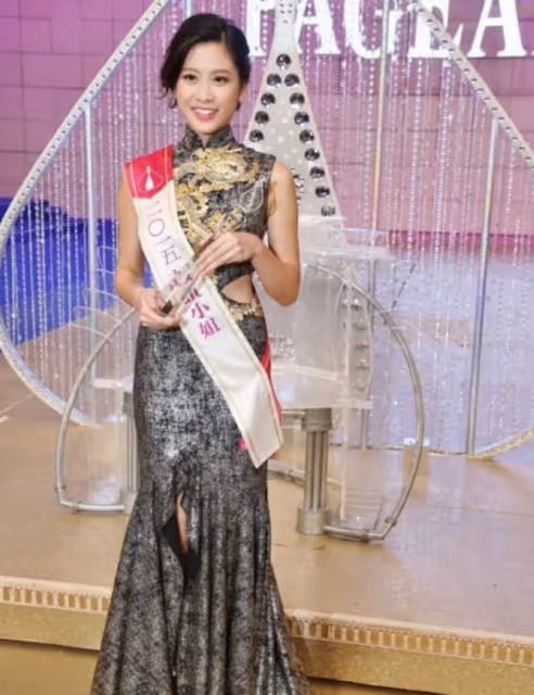 TVB小花不續約疑被冷藏，選港姐代母圓夢，和母親一起畢業超溫馨