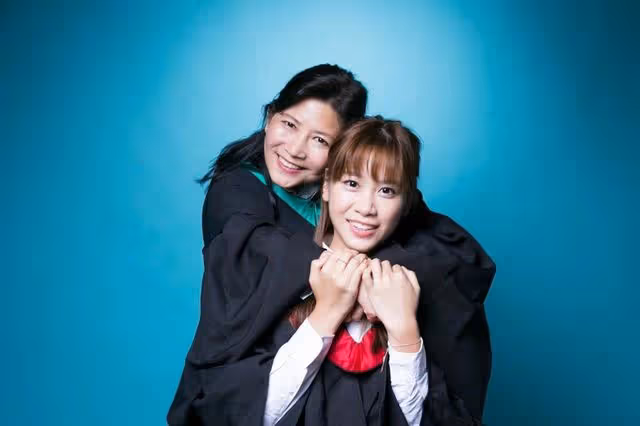 TVB小花不續約疑被冷藏，選港姐代母圓夢，和母親一起畢業超溫馨