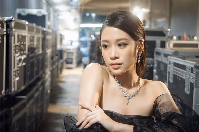 TVB小花不續約疑被冷藏，選港姐代母圓夢，和母親一起畢業超溫馨