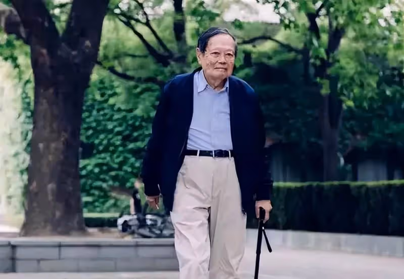 100歲老人楊振寧「摔倒送醫」,曝18億財產分割:28歲嬌妻陪18年「只拿到別墅居住權」,巨額財產留給「前妻」