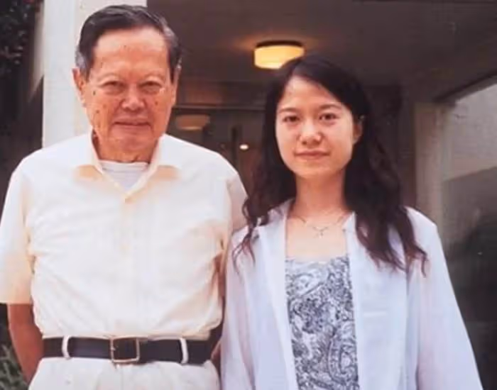 100歲老人楊振寧「摔倒送醫」,曝18億財產分割:28歲嬌妻陪18年「只拿到別墅居住權」,巨額財產留給「前妻」