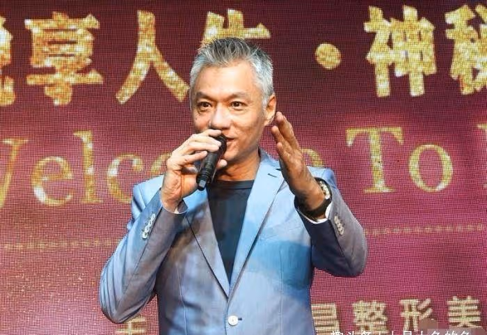 他是香港第一美男子, 曾迷倒劉嘉玲林青霞, 今58歲破產被妻兒拋棄