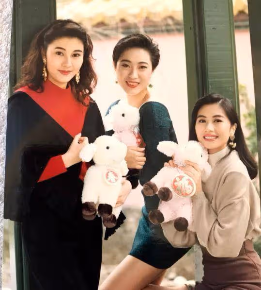 她是港姐出身,40歲生子被拋棄,今帶兒子嫁初戀幸福得一塌糊塗