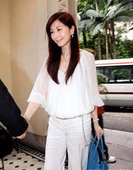 她是港姐出身,40歲生子被拋棄,今帶兒子嫁初戀幸福得一塌糊塗