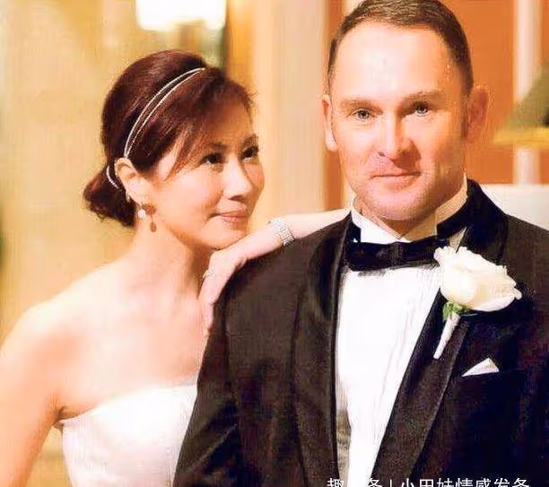 她是港姐出身,40歲生子被拋棄,今帶兒子嫁初戀幸福得一塌糊塗